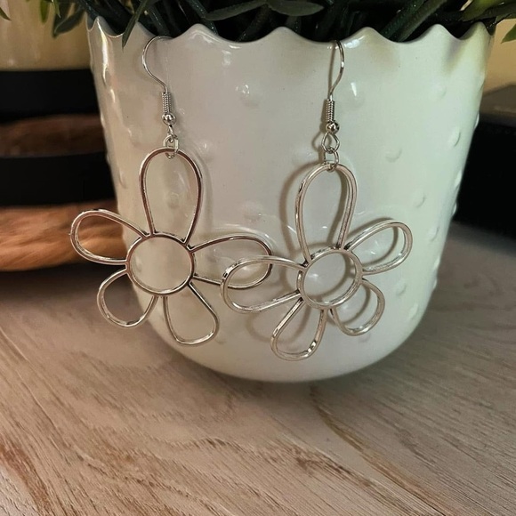 Handmade Silver Flower Earrings - Picture 1 of 1